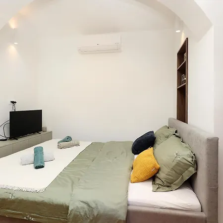 La Verita 1 St Line With Garden Apartment *