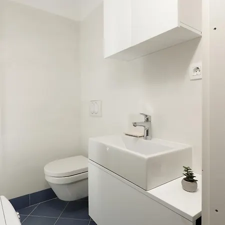 La Verita 1 St Line With Garden *