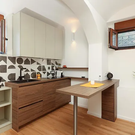 La Verita 1 St Line With Garden *