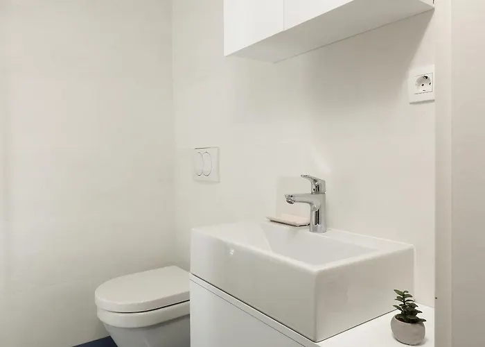 La Verita 1 St Line With Garden *