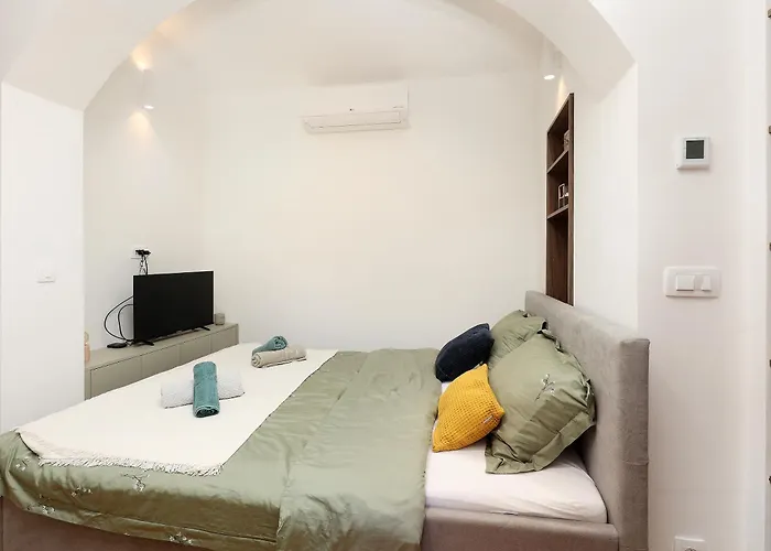 La Verita 1 St Line With Garden Apartment *