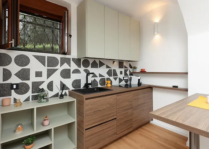 La Verita 1 St Line With Garden Apartment