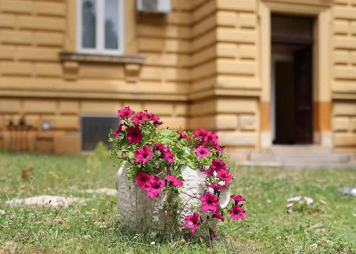 La Verita 1 St Line With Garden *